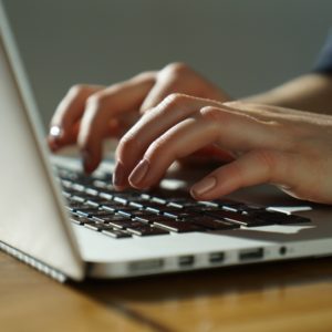 Doar un email? Email profesional: claritate, ton, implicatii legale...